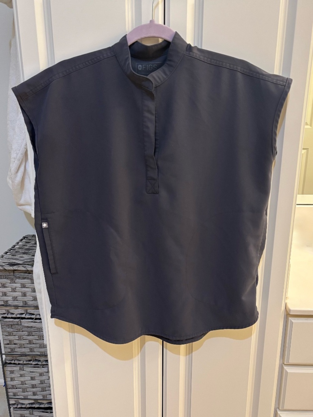 XS Figs Rafaela scrub top - Picture 2 of 5